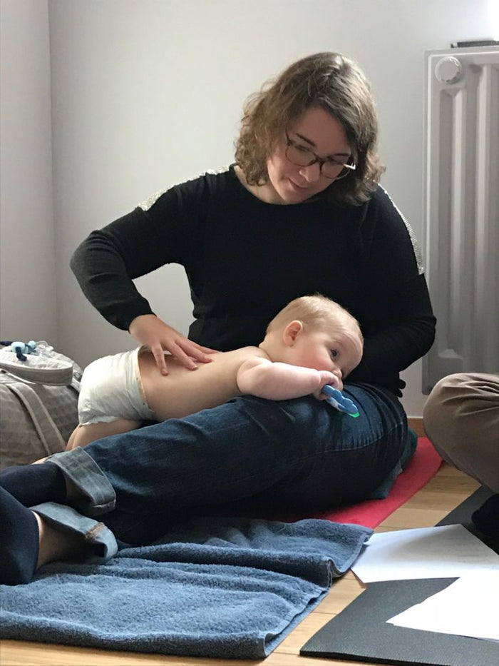 Massage bébé avec Charlotte de Glen bien naître