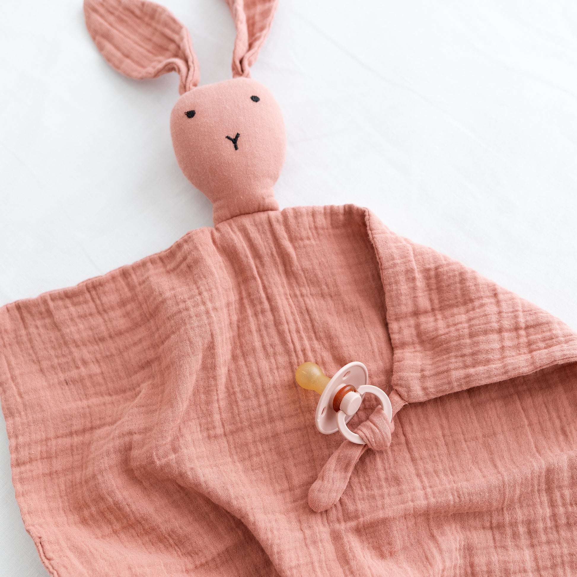 Un joli doudou lapin de la marque Bemini