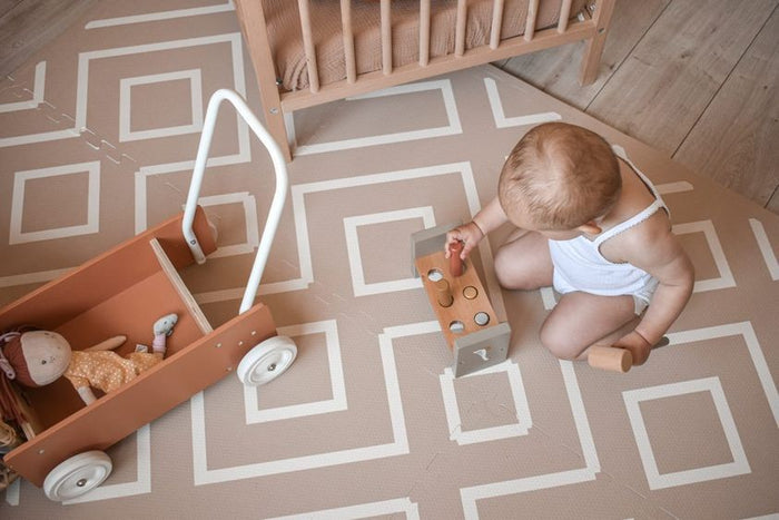 Le tapis de jeu Eeveve de haute qualité est idéal pour toutes les étapes de votre enfant. Pensez à pratiquer le temps sur le ventre, à apprendre à rouler, à s'asseoir et à ramper , à des surfaces sûres pour les anneaux de jeu ou un toboggan. Les beaux motifs des tapis de jeu en font un véritable ajout à votre intérieur ! Le tapis de jeu est également facile à ranger car il est composé de pièces de puzzle